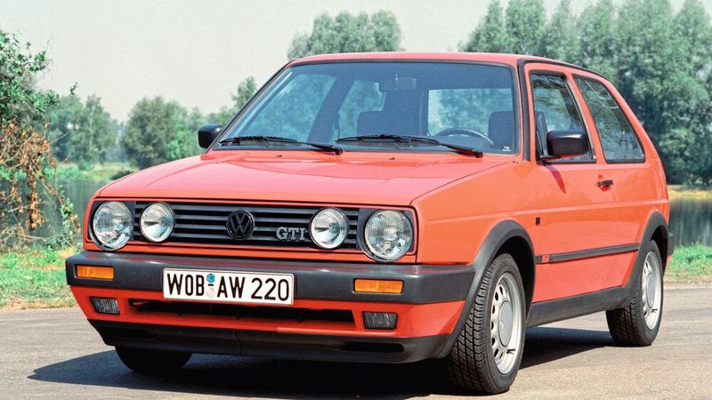 1989 gab es ein letztes Facelift für den Golf II, unter anderem. mit neuen großen Stoßfängern (teilweise in Wagenfarbe lackiert, optional darin integrierte Nebelscheinwerfer in DE-Technik) für GL und GTI (im Bild) sowie neuen Sitzen. (Bild: Volkswagen AG)