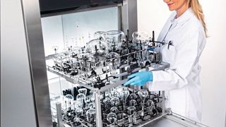 In den neuen Großraum-Laborspülern von Miele wird das Spülgut automatisch richtig positioniert. (Miele)