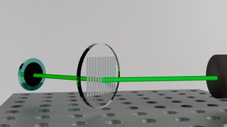 Fortschrittliche Lichtsteuerung: Ein Laser trifft auf ein Metagitter, das die Lichtwellen auch bei steilen Einfallswinkeln lenkt und so neue optische Anwendungen ermöglicht. (Bild: Maryna Leonidivna Meretska - KIT)