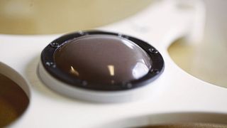 Einfache und kostengünstige Herstellung: Der Prototyp des rutschfesten Pads besteht aus einem Silikonkissen, das mit getrocknetem Kaffeesatz als Granulat gefüllt ist. (Siekmann, CAU)