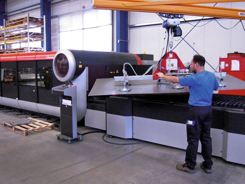 Das Vakuumhebegerät mit einer Traglast von 500 kg erleichtert den Bedienern die Arbeit.  Bild: Aero-Lift (Archiv: Vogel Business Media)