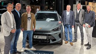 Ab dem 1. Januar 2025 ist das Autohaus Schneider Teil von Glinicke: (v. li.) Florian Glinicke, geschäftsführender Gesellschafter Glinicke Holding; Markus Schneider, Geschäftsführer Schneider Automobile; Felix Schneider, Marketing Schneider Automobile; Ralf Schaub, Geschäftsführer Glinicke Holding; Volker Strunk, Geschäftsführer Region West Glinicke; und Thomas Giepen, Geschäftsführer Glinicke Holding.  (Bild: Glinicke)