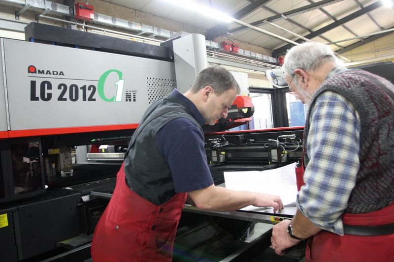 Inhaber und Firmengründer Kurt Wüst (rechts) mit seinem Sohn und Geschäftsführer Marcel Wüst an der Amada-Anlage. (Bild: Anne Richter, SMM)