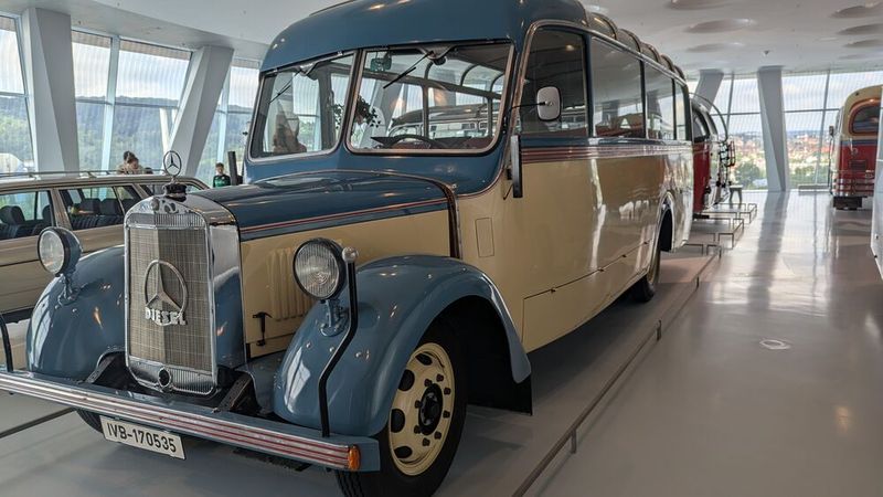 Nach der Fusion von Daimler und Benz zu Daimler-Benz im Jahr 1926 wurde der Bau von Bussen weiter vorangetrieben. An der Fertigung beteiligt waren nun die Werke in Gaggenau (Fahrgestelle), Sindelfingen (Karosserien) und Mannheim, in den 1930er Jahren auch Stuttgart-Untertürkheim. Die Nutzfahrzeuge wurden mit „L“ (Lastkraftwagen-Fahrgestell mit hohem Rahmen), „O“ (Omnibus mit niederem/gekröpftem Rahmen) oder „Lo“ (mittelhoher Rahmen für kleinere Lastwagen/Lieferwagen und Busse) mit vierziffriger Ergänzung in Höhe des Fahrzeuggewichts bezeichnet, z. B. O 4000 oder Lo 2000. (Bild: Dominsky – VCG)