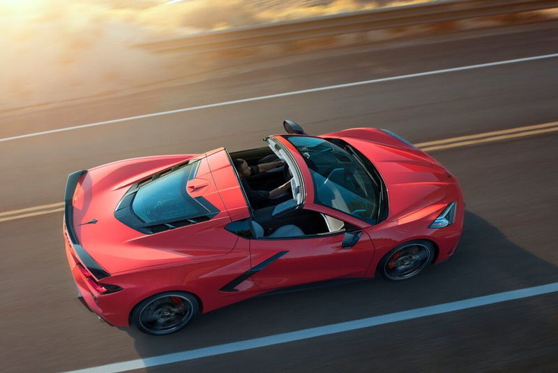 Die Corvette C8 bietet wie ihre Vorgänger die Möglichkeit, das einteilige Dach herauszunehmen. (Chevrolet)