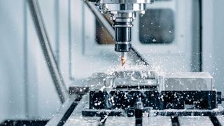 Qualitäts-push! Die Zerspanung von Werkstoffen hat viele Facetten. Hier wird gefräst. Es gibt aber auch das Bohren, Schleifen und Drehen. Das Start-up Datamatters und seine Partner wollen die Zerspanung nun per KI und Lernplattformen prozessicherer machen. (Bild: Spanbrecher)