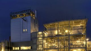 Die Bioliq-Anlage am KIT: In einem mehrstufigen Prozess entstehen aus Stroh undanderen biogenen Reststoffen hochwertige synthetische Kraftstoffe. (Bild: Markus Breig)