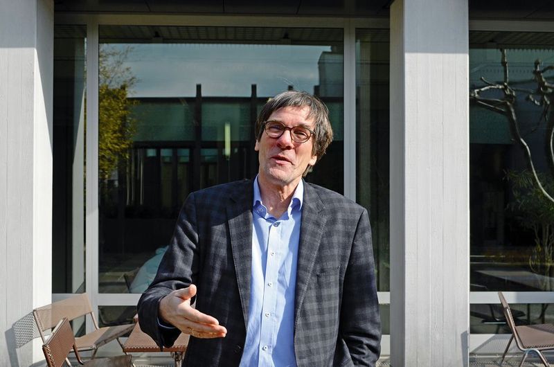 «Mangelnde Risikobereitschaft bremst sicherlich auch die Entwicklung von neuen digitalen Produkten und Dienstleistungen. Andererseits: Wer immer nach vorne prescht, läuft Gefahr, wichtige Entwicklungen zu überspringen.» Lothar Thiele, Professor für Technische Informatik am Departement Elektrotechnik der ETH Zürich. (VBM/Sergio Caré-Lucas)