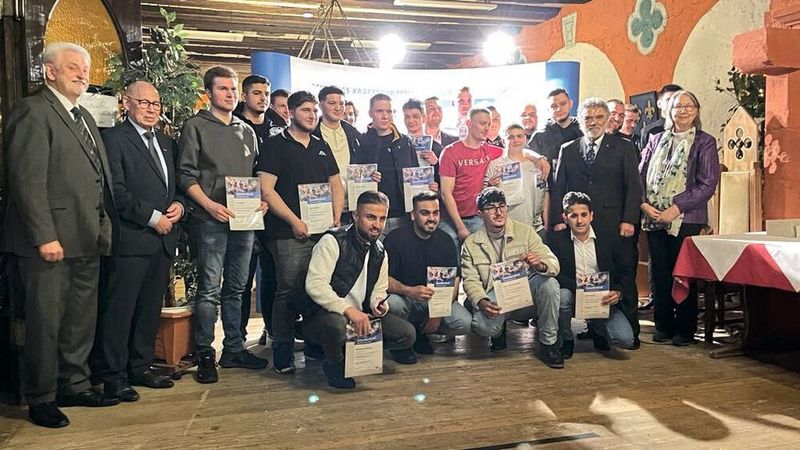 Die Kfz-Innung Hanau Schlüchtern freut sich über 39 neue Kfz-Gesellen. „Die Männer dominieren mal wieder“, stellte Innungsobermeister Eberhard von Keutz bei der Freisprechungsfeier für die Absolventen der Sommer-Gesellenprüfung 2022 sowie der Winter-Gesellenprüfungen 2022/2023 zum Kfz-Mechatroniker fest. „Sie haben einen Beruf gelernt, in dem es nie langweilig wird“, sagte er bei der Feier auf der Ronneburg. Der Obermeister appellierte, sich nicht auf dem Erreichten auszuruhen, sondern die eigene Zukunft mit fortwährender Weiterbildung bzw. auch Selbstständigkeit zu sichern. Innungsgeschäftsführer Lars Fiedler sowie der Prüfungsvorsitzende Volker Milinski überreichten anschließend die Prüfungszeugnisse und Gesellenbriefe. (Bild: Kfz-Innung Hanau Schlüchtern)