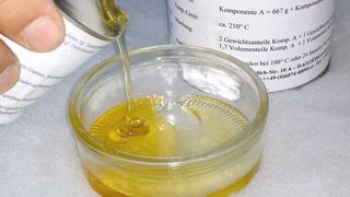 In seiner Funktion als Vergussmaße ist der Epoxy 4439 von Kager vor allem für Anwendungen in der Elektronik und Elektrotechnik interessant. (Kager)