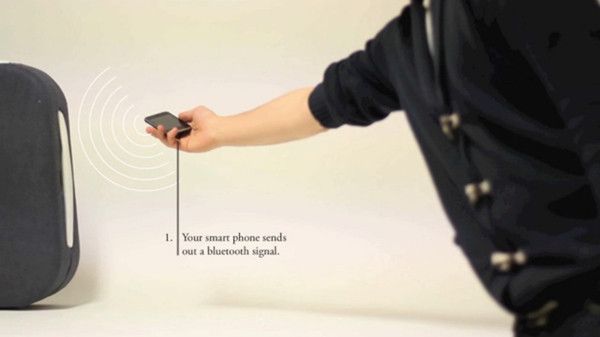 ... das Smart-Phone sendet ein Bluetooth-Signal aus, ... (Bild: Rodrigo Garcia Gonzalez)