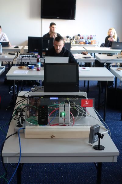 Eine zu „hackende“ Infrastruktur mit Server, Netzwerk und Zutrittskontrolle eines Mittelstandsunternehmen. Aufgabenstellung: Wie überliste ich die Zutrittskontrolle und öffne die Tür?  (IT-BUSINESS)