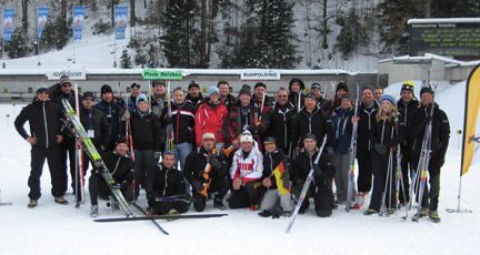 Netgear-Winterolympiade in Inzell und Biathlon in Ruhpolding: Gruppenfoto mit Olympiasieger Fritz Fischer (kniend, 3.v.r.)   (Archiv: Vogel Business Media)