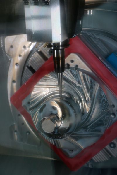 Maschinenvorführungen auf der Hermle-Hausausstellung. (Sonnenberg)