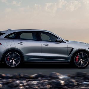 Das Fahrwerk hat progressive Federn, die vorn um 30 und hinten um zehn Prozent steifer ausgelegt sind als bei den übrigen F-Pace-Modellen.(Bild:  Jaguar)