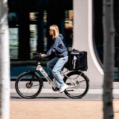 Geht weit über das normale Food-Geschäft hinaus: Die Same-Day-Delivery-Dienstleistung von Fleetlery bringt alles, was in einem Rucksack auf der letzten Meile transportfähig ist. (Bild: Fleetlery)
