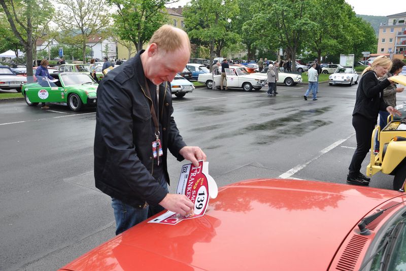 Mit am Start auch zwei Teams von Vogel Business Media. Hier macht »kfz-betrieb«-Redakteur Steffen Dominsky den Opel Kadett D startklar. (Foto: Grimm/Dominsky)