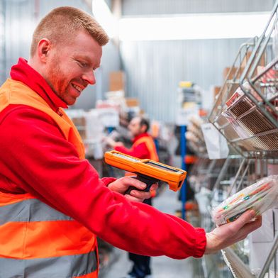 ONK hat sein Angebotsspektrum um Verbrauchsetiketten und Transferbänder erweitert und wächst damit als Komplettanbieter von Etikettenlösungen. (Bild: © Koldo_Studio - stock.adobe.com)