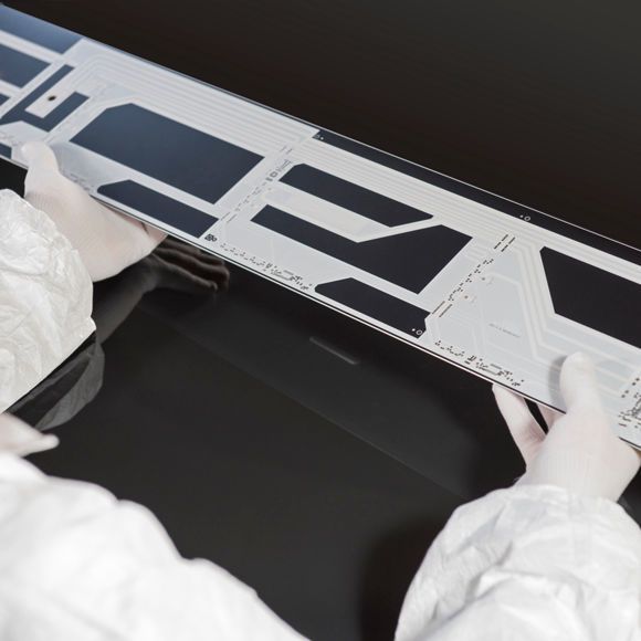 Kunststoff wird bei der OMLED One nicht verwendet. Der Hersteller setzt hier komplett auf Weißglas; dank eines patentierten Verfahrens sind Leiterbahnen, elektronische Bauteile und Kontakte direkt auf dem Glas aufgebracht. (OMLED/David Mertl)