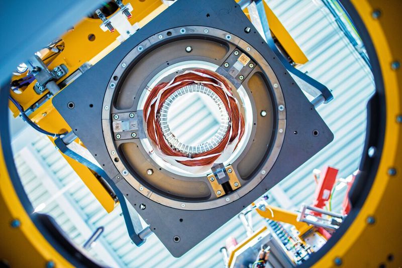 Blick von oben in die automatisierte Statorfertigung. (Bild: Franke GmbH)