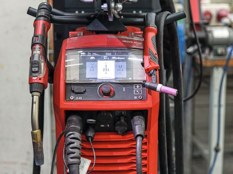 Für den Lagenaufbau wird das MIG-Verfahren eingesetzt, das sich besonders gut für dickere Materialien eignet. Hierbei spielt das Multiprozess-Schweißgerät iWave AC/DC Pro 500i seine Stärken aus.  (Bild: Fronius)