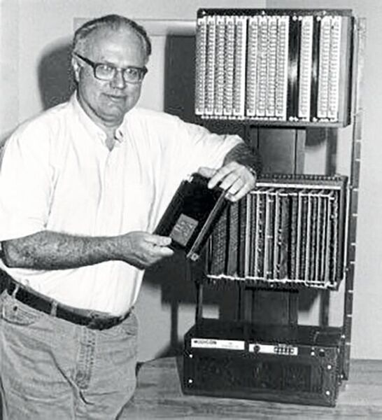 Er gilt als Erfinder der SPS: Richard E. Morley vor der ersten SPS, der Modicon 084. (AEG/Morley)
