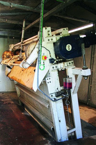 Spezialmaschine zur Reinigung des Wassers von Pflanzenresten und anderen Verunreinigungen, bewegt von einer Kombination aus einem elektrischen Antrieb und einem hydraulischen für automatisierte Bewegungen. (Bild: ACE)