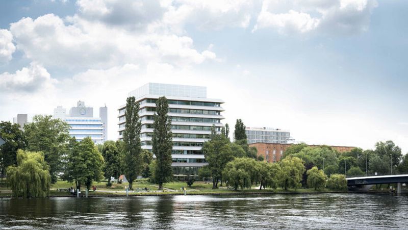 iQ space: Der Schlüsselfertigbau für biomedizinische Forschung entsteht bis April 2028 in Berlin-Mitte.(Bild:  Henn GmbH)