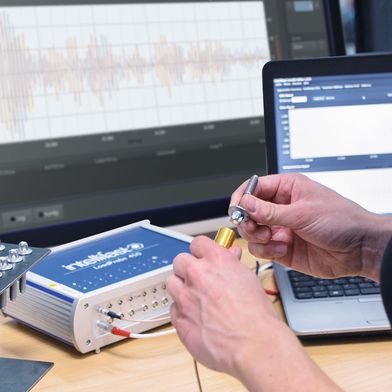 Durch Einkopplung von Ultraschall in die Originalschraube, die dabei als Prüfling dient, ist die gemessene Vorspannkraft identisch der tatsächlichen Kraft im Betrieb. (Bild: Arnold Umformtechnik)