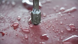 „Die hohe Präzision dieser Technik erinnert schon fast an chirurgische Eingriffe. Sie reduziert den Abrieb und den Bedarf an Nachbearbeitungen auf ein absolutes Minimum,“ beschreibt Guido Klekamp, Vertriebsexperte von Bartsch, den dort genutzten Prozess des Wassertstrahlschneids. (Bild: Bartsch)