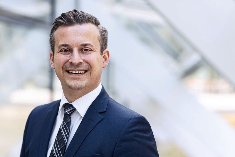 Timo Gläser, Toyota MH: „Routenzüge gelten als wirtschaftlichste und sicherste Lösung für den innerbetrieblichen horizontalen Materialfluss.“ (Bild: Toyota Material Handling)