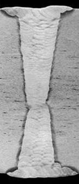 Tiefschweißeffekt: Durch den Tiefschweißeffekt beim Elektronenstrahlschweißen entstehen schlanke Schweißnähte mit Tiefen von mehr als 100 mm und das bei 1 Lage. Zum Vergleich: beim Unterpulverschweißen benötigt man für die gleiche Länge 157 Lagen. Bild: Pro Beam (Archiv: Vogel Business Media)