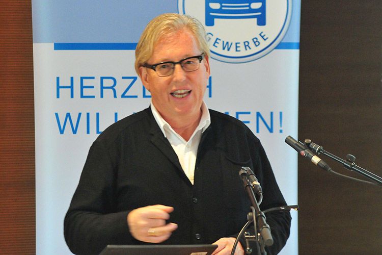 Für Oswald Metzger, stellvertretender Vorsitzender der Ludwig-Erhard-Stiftung, ist klar, dass das Ziel, emissionfrei zu fahren, die Kfz-Branche umkrempeln wird. (Zietz)