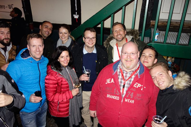 Oliver Rösgen (grinsend mittig an der Treppe) und seine Samsung Kollegen feiern mit ALSO bis zum Morgengrauen. (Bild: IT-BUSINESS)