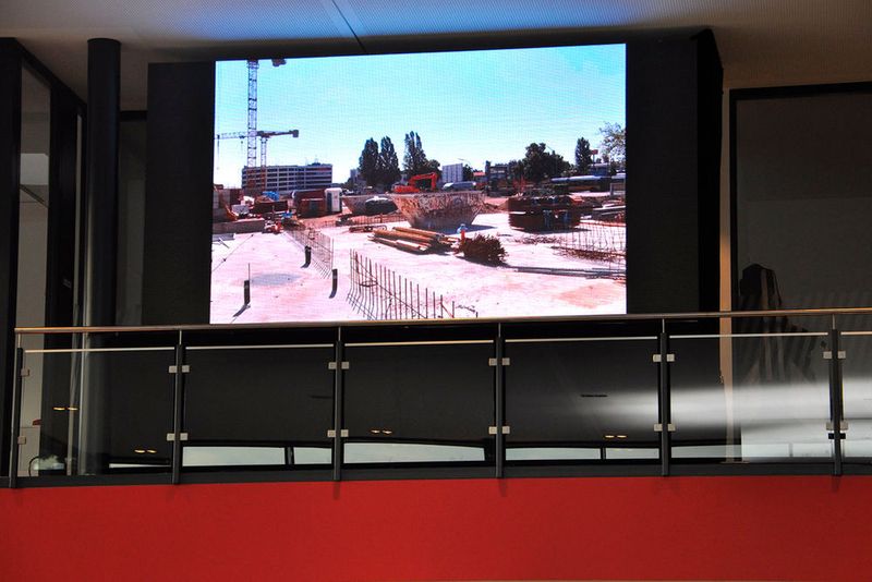 Nebenbei konnten sich die Besucher in Rückblenden die Baugeschichte vor Augen führen. (Foto: Grimm)