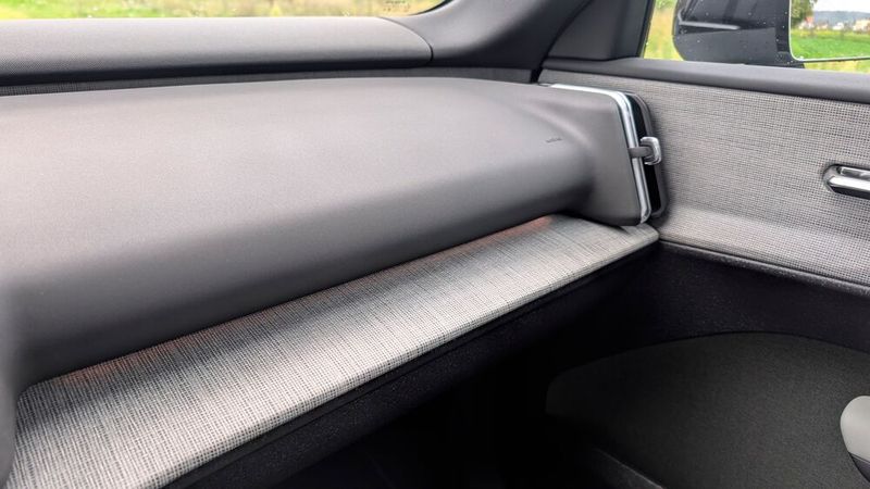 Einen Haken hat der extrem reduzierte Innenraum des EX30 CC: Die Haptik lässt für ein Modell, das preislich an der 60.000 Euro-Grenze kratzt, zu wünschen übrig. Der Hartplastik-Anteil ist hoch – so geschmackvoll die Farb- und Materialkombination auch sein mag. (Bild: Mauritz – VCG)