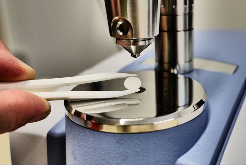 Der feste Elektrolyt dient als stabiles Trägermaterial für die Elektroden, die derzeit beidseitig per Siebdruck-Verfahren aufgetragen werden. (Forschungszentrum Jülich / Regine Panknin)