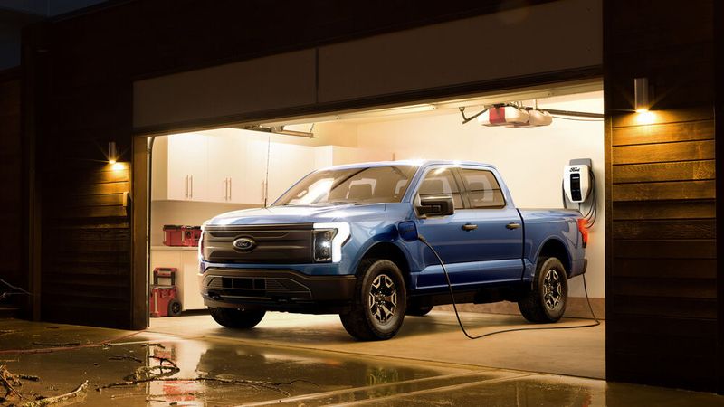 Bei den gehobenen Varianten ist der elektrische Ford über eine serienmäßige Wallbox ans Hausnetz angeschlossen – und kann es aus seinem Akku mit Strom versorgen. (Bild: Ford)