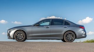 Bei einzelnen Fahrzeugen der Mercedes C-Klasse besteht ein technisches Problem mit dem Fußgängerschutz. (Bild: Mercedes-Benz)