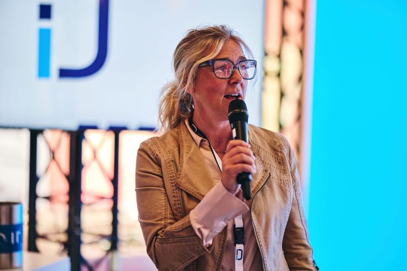 Meike von der Goltz führte als Moderatorin charmant durch die Veranstaltung. (Bild: Dierck Group/fabianfruehling.de)