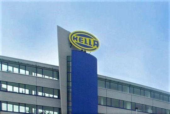 Der angeschlagene Automobilzulieferer Hella rechnet aufgrund der guten Auftragslage nun wieder mit Wachstum. Die Dividende soll übrigens mehr als halbiert werden.(Bild:  Hella)