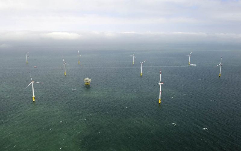 „Riffgat“ heißt der Windpark aus 30 Windrädern in der deutschen Nordsee, der Anfang August eingeweiht wurde. In der Mitte des ersten kommerziellen Windparks  steht das Umspannwerk, das den Strom auf eine besser transportierbare Spannungsebene bringt. (Bild: EWE)