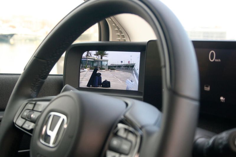 Über die beiden äußeren Monitore am Cockpitrand blickt der Fahrer nach hinten, da der Honda e auf konventionelle Außenspiegel verzichtet. (Bild: Auto-Medienportal.Net)