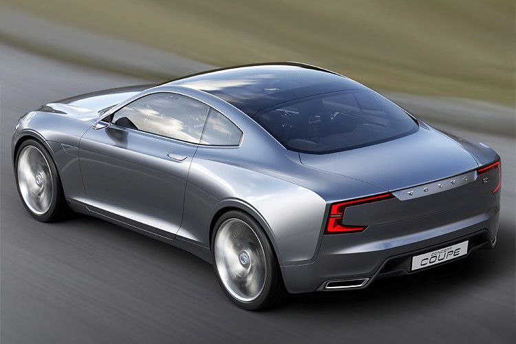 Das Heck ist mit den breiten Schultern und den angedeuteten Heckflossen eigenständig und knackig. (Foto: Volvo)