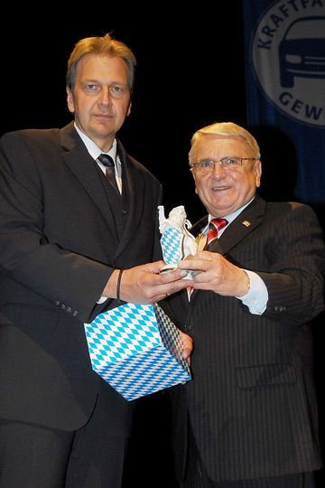 Große Anerkennung: Obermeister Karl-Heinz Breitschwert (li.) und LV-Präsident Klaus-Dieter Breitschwert halten den Bayerischen Löwen. (Archiv: Vogel Business Media)