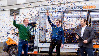 Feierten vergangene Woche den erfolgreichen Start an der Börse (v.l.n.r.): CFO Markus Boser, CEO und Co-Gründer Christian Bertermann sowie Mitgründer und Aufsichtsratschef Hakan Koç. (Bild: Auto 1 )