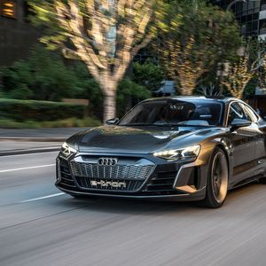 (Audi)
