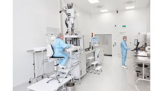 Der neue Filter aus Metallgewebe mit Kunststoffeinfassung wird von Küfner in einem Reinraum der Klasse 7 manuell hergestellt. (Karl Küfner)