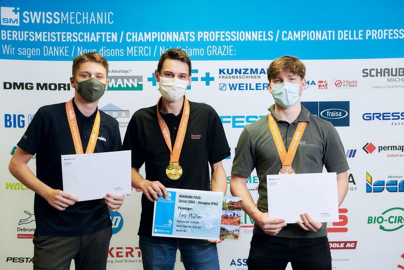 Nicola Häfliger, Ivo Müller und Andre Bollhalder bei der Siegerehrung, Swissmechanic, Polymechaniker/in EFZ, CNC Fräsen. (© Manu Friederich)