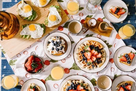 Whether a person eats their largest meal early or late in the day does not affect the way their body metabolizes calories. Whether a person eats their largest meal early or late in the day does not affect the way their body metabolizes calories.